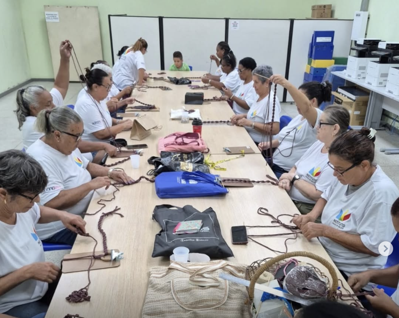 Mulheres da comunidade trabalhando artesanato em cordão durante oficina do instituto