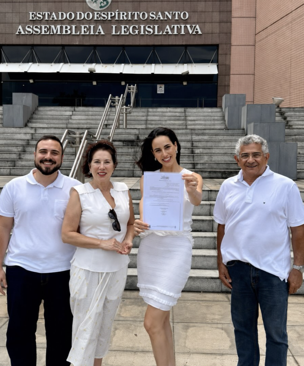 Equipe do instituto com documento em mãos na escadaria da Assembleia Legislativa do Espírito Santo